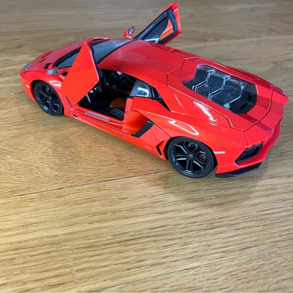 1:18 Burago Lamborghini Aventador LP700-4 Diecast Car